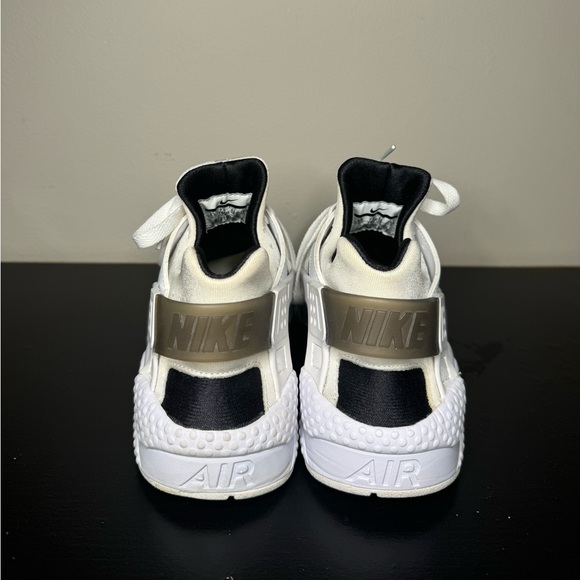 BLACK AND WHITE NIKE AIR HUARACHES SIZE 8.5 MENS/10 WOMENS - Picture 4 of 8